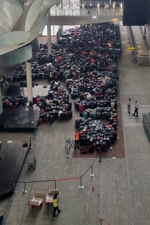 Munți de bagaje pe Aeroportul Heathrow, cel mai aglomerat din Europa. Pasagerii vor avea de așteptat cu zilele până le vor recupera