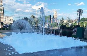 Fântâni arteziene din Ploieşti, pline de spumă după "o farsă" cu detergent. A început goana după vandali