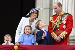 Prinţul Louis, în centrul atenţiei la Jubileul de Platină al Reginei Elisabeta. Reacţiile lui amuzante au atras toate privirile