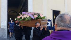 Filomena, ucisă de fiul adoptiv cu 30 de lovituri de cuţit, "a murit din prea multă iubire". Trupul femeii, înmormântat în satul natal din Italia: "E fiica pământului nostru"