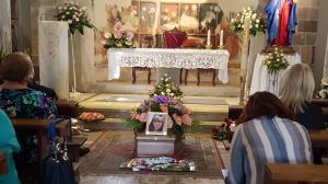 Filomena, ucisă de fiul adoptiv cu 30 de lovituri de cuţit, "a murit din prea multă iubire". Trupul femeii, înmormântat în satul natal din Italia: "E fiica pământului nostru"