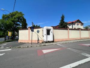 Un Dorel de București a zidit cabina de pază în gard