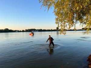 Un tânăr de 18 ani a dispărut în apele Dunării, după ce a intrat și nu a mai ieșit. Căutările salvatorilor s-au oprit după apus