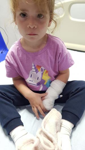 "Prinţesa noastră a murit". Fetiţa de 2 ani s-a stins pe un pat de spital, după ce a luat E.coli în vacanţa all inclusive din Turcia