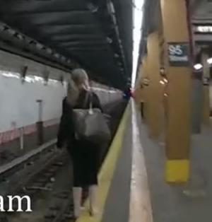 Momentul dramatic când o femeie de 25 de ani se prăbușește din senin, la o oră de vârf, pe șinele de metrou în New York. Tinerei i se făcuse rău