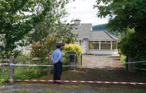 Doi bătrâni dintr-un sătuc irlandez, găsiţi morţi în casă, după mai bine de 18 luni. Vecinii nu au bănuit nimic: "Credeam că s-au mutat, nu erau prea vorbăreţi"