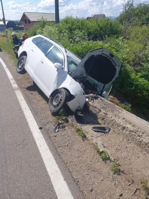 Accident cu cinci victime pe o şosea din Suceava. O maşină a intrat într-un cap de pod în Brăiești. Unul dintre copii, în stare de inconştienţă