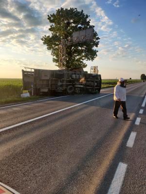 Un camion care transporta 60 de stupi cu albine s-a răsturnat în Neamţ. Mesaj RO-Alert, emis de autorităţi