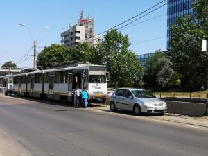 O şoferiţă din Bucureşti a blocat timp de o oră şi jumătate circulaţia pe linia de tramvai 5, pentru a merge la cumpărături
