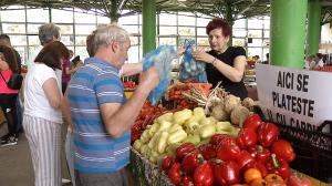 Românii aleg, tot mai des, fructe și legume "trecute", cele proaspete sunt prea scumpe. Comercianţii se plâng că marfa lor ajunge de multe ori la gunoi