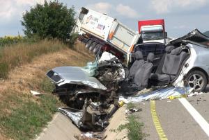 "Nu mai am cuvinte, vă spun". O șoferiță a murit pe loc în Vaslui, după ce a intrat cu mașina în TIR. Acul vitezometrului s-a oprit la 140 km/h
