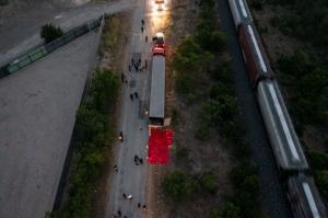 "Stive de cadavre", găsite într-un camion abandonat de şofer în Texas. Cel puţin 46 de migranţi au murit din cauza căldurii
