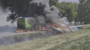 Două maşini şi un microbuz au luat foc după ce s-au ciocnit pe DN79, în judeţul Bihor. Doi oameni răniţi