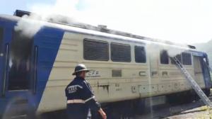 Locomotiva unui tren care circula pe ruta Sibiu – Râmnicu Vâlcea a luat foc în timpul mersului. Peste 70 de călători au fost evacuați