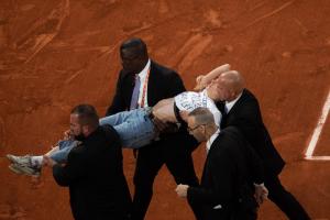 Incident la Roland Garros: O protestatară s-a legat de fileu, în cea de-a doua semifinală masculină, dintre Marin Cilic şi Casper Ruud