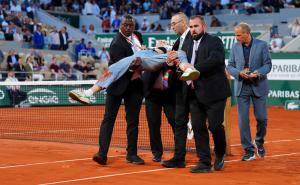 Incident la Roland Garros: O protestatară s-a legat de fileu, în cea de-a doua semifinală masculină, dintre Marin Cilic şi Casper Ruud