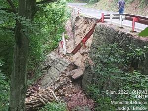O porțiune de 14 metri din zidul de sprijin al drumului spre Poiana Brașov a luat-o la vale