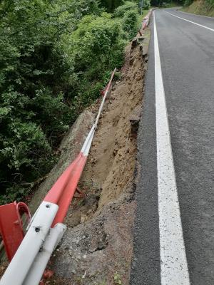O porțiune de 14 metri din zidul de sprijin al drumului spre Poiana Brașov a luat-o la vale