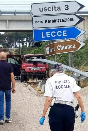 Străpunsă de balustrada metalică, în drum spre casă. O tânără de 28 de ani a murit într-un accident șocant, pe șoseaua de centură din Lecce