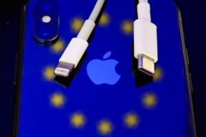 UE impune un încărcător unic de smartphone, cu un port USB-C, până în toamna lui 2024. Apple s-a opus ferm reglementării