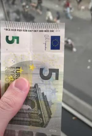 Au căzut bani din cer într-un centru comercial din Germania.  Oamenii s-au isterizat ca să strângă cât mai mulți