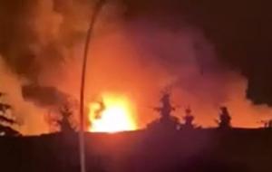 Fabrică de şuruburi din Sighetu Marmaţiei, înghiţită de flăcări. Localniii se tem că fumul emanat ar putea fi toxic