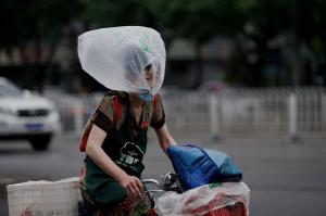 China îşi numără morţii, după ce ploile torenţiale s-au abătut asupra ţării cu forţa unui potop. "Niveluri istorice" de precipitaţii