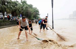 China îşi numără morţii, după ce ploile torenţiale s-au abătut asupra ţării cu forţa unui potop. "Niveluri istorice" de precipitaţii
