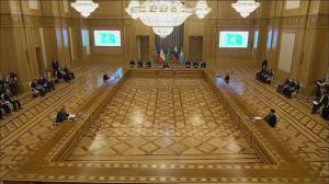 Vladimir Putin a stat la o masă imensă, aproape goală, la reuniunea din Turkmenistan. Prima ieşire din ţară, după invazia Ucrainei