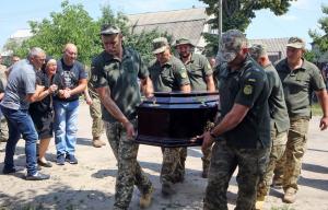 Lacrimi la înmormântarea unui militar, ucis pe frontul din Ucraina. La Babînţi, sătenii au îngenunchiat în faţa cortegiului. Soţia soldatului, răpusă de durere