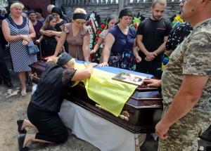 Lacrimi la înmormântarea unui militar, ucis pe frontul din Ucraina. La Babînţi, sătenii au îngenunchiat în faţa cortegiului. Soţia soldatului, răpusă de durere