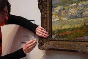 Doi tineri s-au lipit cu adeziv de rama unui tablou pictat de Van Gogh, în semn de protest: "Societatea se prăbuşeşte în jurul nostru"