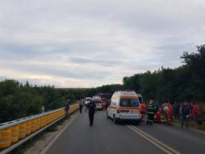Microbuz cu 13 pasageri, implicat într-un accident pe un drum din Giurgiu. A fost activat Planul Roşu de intervenţie