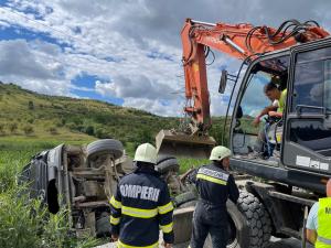 Un şofer a murit strivit în cabina cisternei cu care transporta apă, după ce s-a răsturnat pe un drum din Bistriţa-Năsăud
