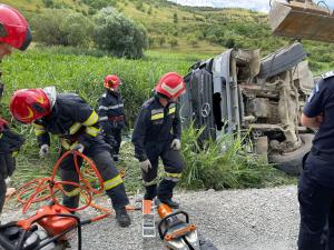 Un şofer a murit strivit în cabina cisternei cu care transporta apă, după ce s-a răsturnat pe un drum din Bistriţa-Năsăud