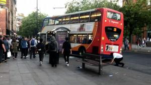 O femeie a murit și alți doi oameni au fost răniți, după ce un autobuz s-a izbit de stația în care trebuia să oprească, în Manchester