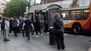 O femeie a murit și alți doi oameni au fost răniți, după ce un autobuz s-a izbit de stația în care trebuia să oprească, în Manchester