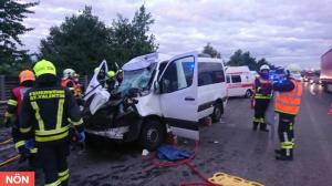 Un microbuz cu români, implicat într-un accident rutier grav în Austria. Şoferul ar fi aţipit la volan şi a intrat sub remorca unui camion