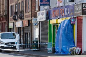 Momentul șocant în care un adolescent de 17 ani este înjunghiat mortal într-un magazin din UK. Ucigașul își aranjează părul și pleacă
