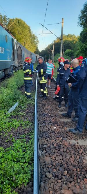Locomotiva unui marfar a luat foc în Hunedoara. Primele imagini de la intervenţia pompierilor