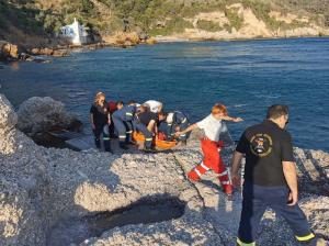 Un român şi un grec au murit în urma prăbușirii în mare a elicopterului care participa la stingerea unui incendiu în Grecia. Imagini de la locul impactului
