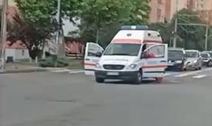 O ambulanţă s-a stricat în mijlocul unei intersecţii din Piatra Neamţ.  Salvarea avea peste un milion de kilometri parcurşi