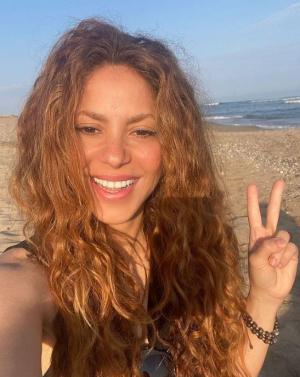 Pique, cu gândul la Shakira la o lună după despărţire. "Dovada" filmată: singur în maşină, nu se aştepta să fie prins de fani