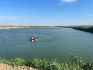 Un tânăr de 25 de ani, găsit fără viaţă pe fundul unui lac din Olt. Sinuciderea este luată în calcul de anchetatori