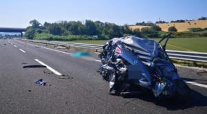 Un șofer român de TIR a ucis o bătrână sub privirile fiului ei, pe o autostradă din Italia. Femeia era într-un Renault, pe banda de urgență