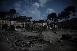Incendii masive în sud-vestul Franţei. Aproape 20.000 de hectare de pădure pârjolite, zeci de mii de oameni nevoiţi să-şi părăsească casele