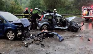 O tânără de 21 de ani a murit, după ce maşina în care se afla a intrat pe contrasens, în Cluj. Alte trei persoane au ajuns al spital