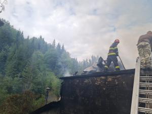 Incendiu devastator la Mănăstirea Tărcuţa din Neamț. Chiliile au fost făcute scrum, o măicuță a fost rănită