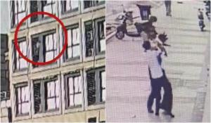 Momentul în care un chinez prinde cu mâinile goale un copil căzut de la etajul 6. Eroul spune că micuța salvată are același nume cu fiica sa
