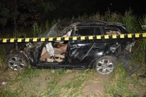 O fată de 15 ani a murit într-un BMW X3, pe un drum din Buzău. Era cu iubitul ei, un puști tot de 15 ani, care ar fi furat mașina părinților din curte